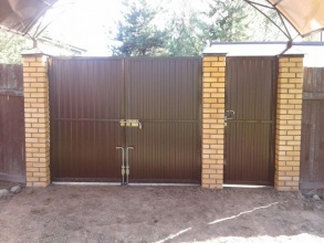 профнастил с распашными воротами - пример 11 фото в Красково