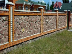 Кирпичный забор с камнем 12 метров фото в Красково
