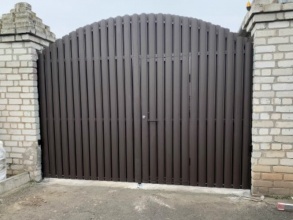 Ворота распашные из евроштакетника - пример 2 фото в Красково