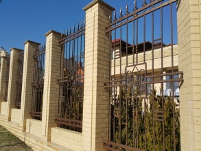 Кирпичный забор с ковкой  10 метров фото в Красково